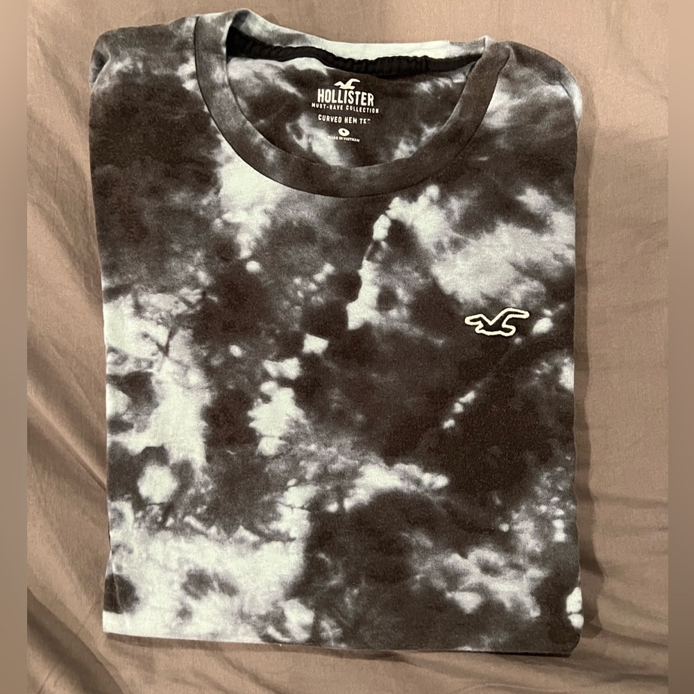 Men’s Hollister Curved Hem Tee Shirt